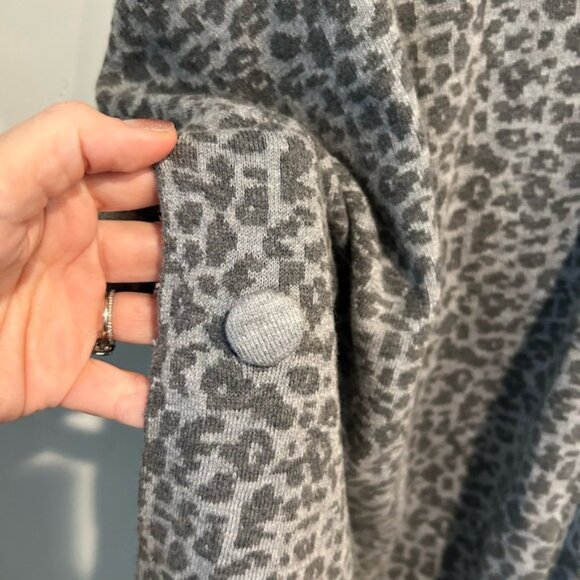 NWT Chico's Gray Animal Cotton Jacquard Ruana Set with Zipper Bag L XL - Picture 7 of 8